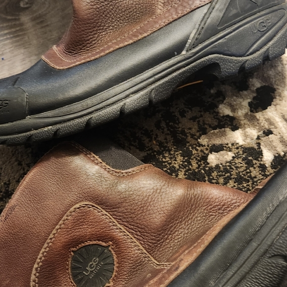 Ugg Brantling size 8 waterproof.  Vibram Sole - Picture 4 of 9
